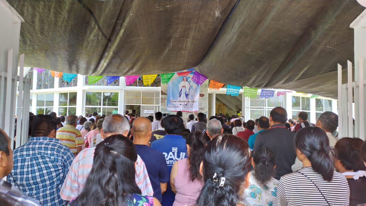 Festejan 37 años como párroco a sacerdote en Juan Galindo