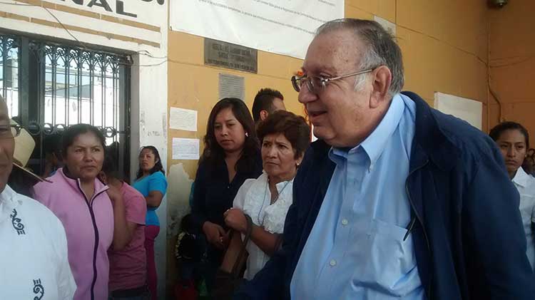 Padre Miguel Concha visita a activistas presos en Cholula