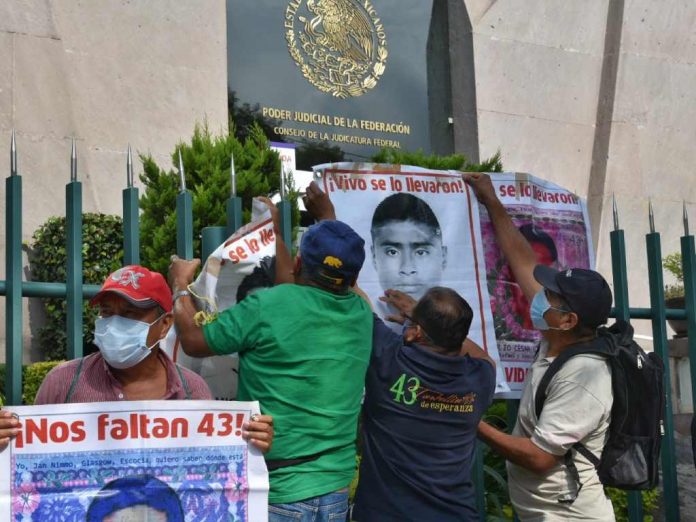 Padres de los 43 piden ayuda al Poder Judicial