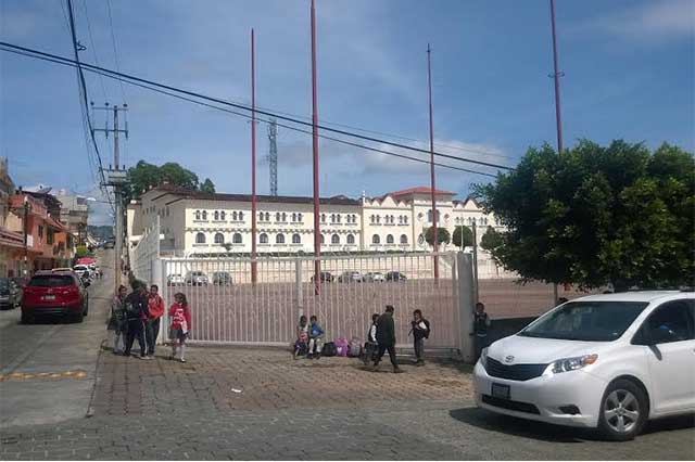 Padres arman grupo de vigilancia en escuela de Huauchinango