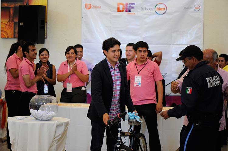 Festeja José Juan Espinosa el Día del Padre en San Pedro Cholula