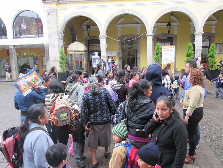 Protestan padres de kínder en riesgo en Huauchinango