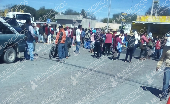 Padres de familia bloquean la federal a Tehuacán en Tlacotepec