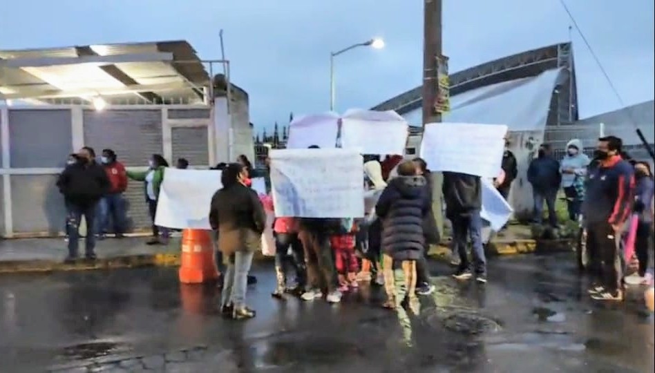 Por malos manejos se manifiestan padres de familia de dos escuelas en Texmelucan