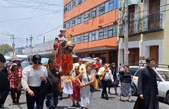 VIDEO Fieles poblanos realizan procesión con la imagen de San Antonio de Padua