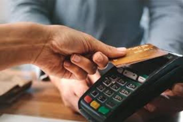 Cobrar comisión por pagar con tarjeta es ilegal, recuerda la Profeco 