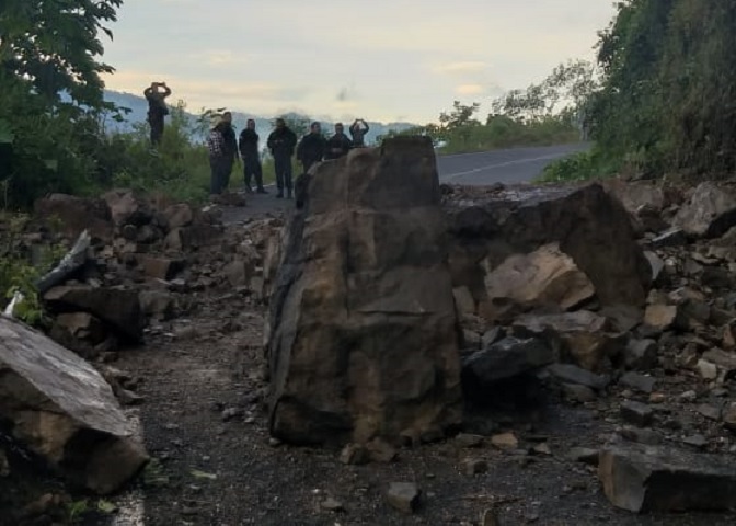 Caída de rocas gigantes bloquea carretera en Pahuatlán