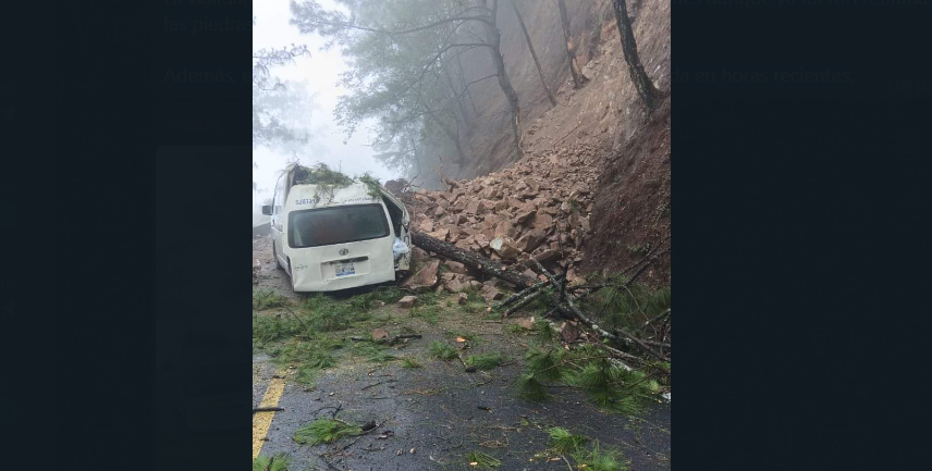 Se desgaja cerro sobre colectiva de trasporte público en la Sierra Norte