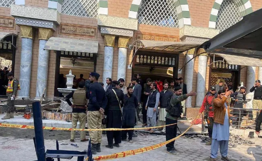 Tragedia en Pakistán: 28 personas muertas y 150 heridas deja ataque a mezquita 
