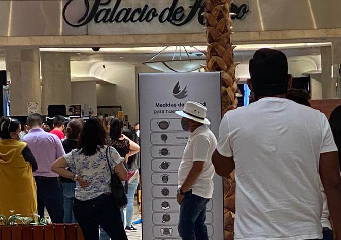 Poblanos no respetan sana distancia y llenan el Palacio de Hierro