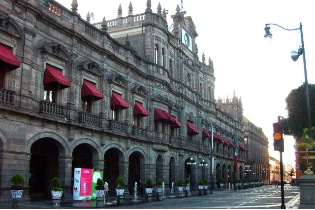 Empresas transnacionales interesadas en Puebla, pero con cautela por aranceles