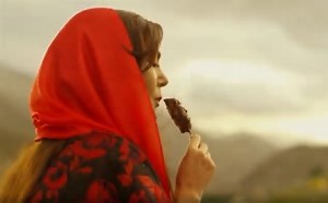 Irán prohíbe a las mujeres aparecer en anuncios tras polémico comercial de helados