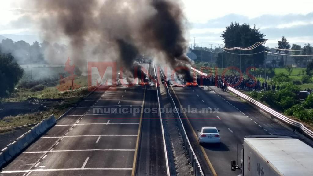 VIDEO Habitantes de Palmarito reabren autopista Puebla Orizaba