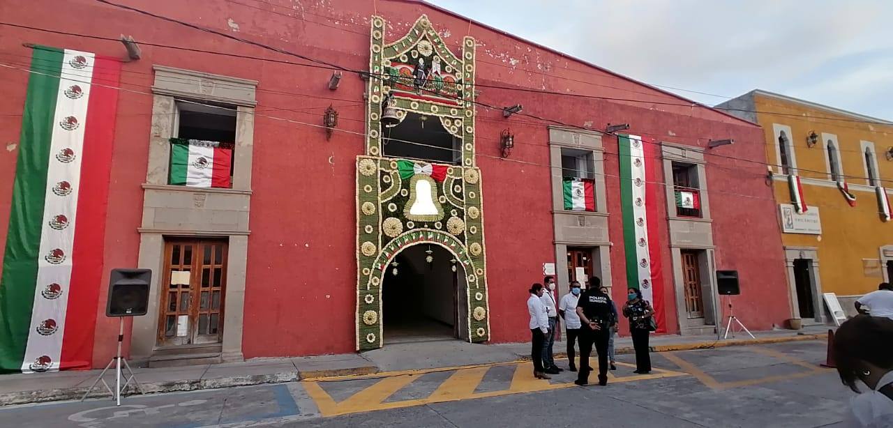 Colocan arcos de cucharilla para el Grito en Izúcar