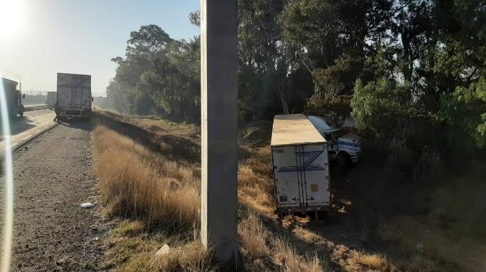 Tractocamión termina fuera de la carpeta asfáltica en Palmar de Bravo