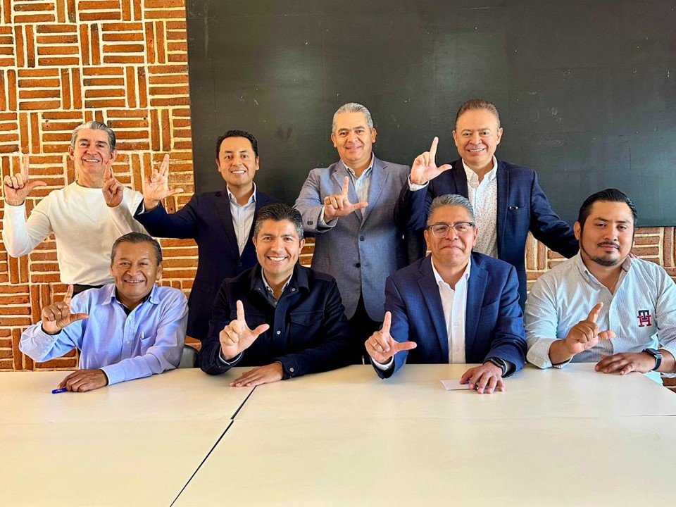 Expresidentes y líderes de Tehuacán intercambian ideas con Lalo Rivera
