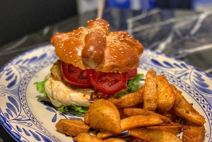 Mira esta creación, hamburguesa con pan de muerto