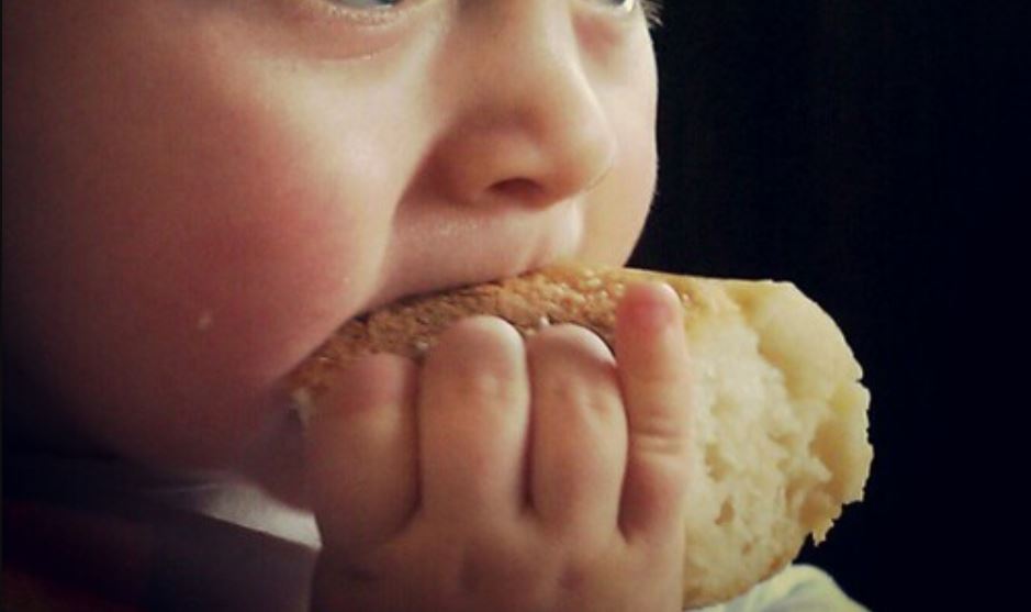 A punto de morir 2 niños por comer pan con veneno en Chignautla
