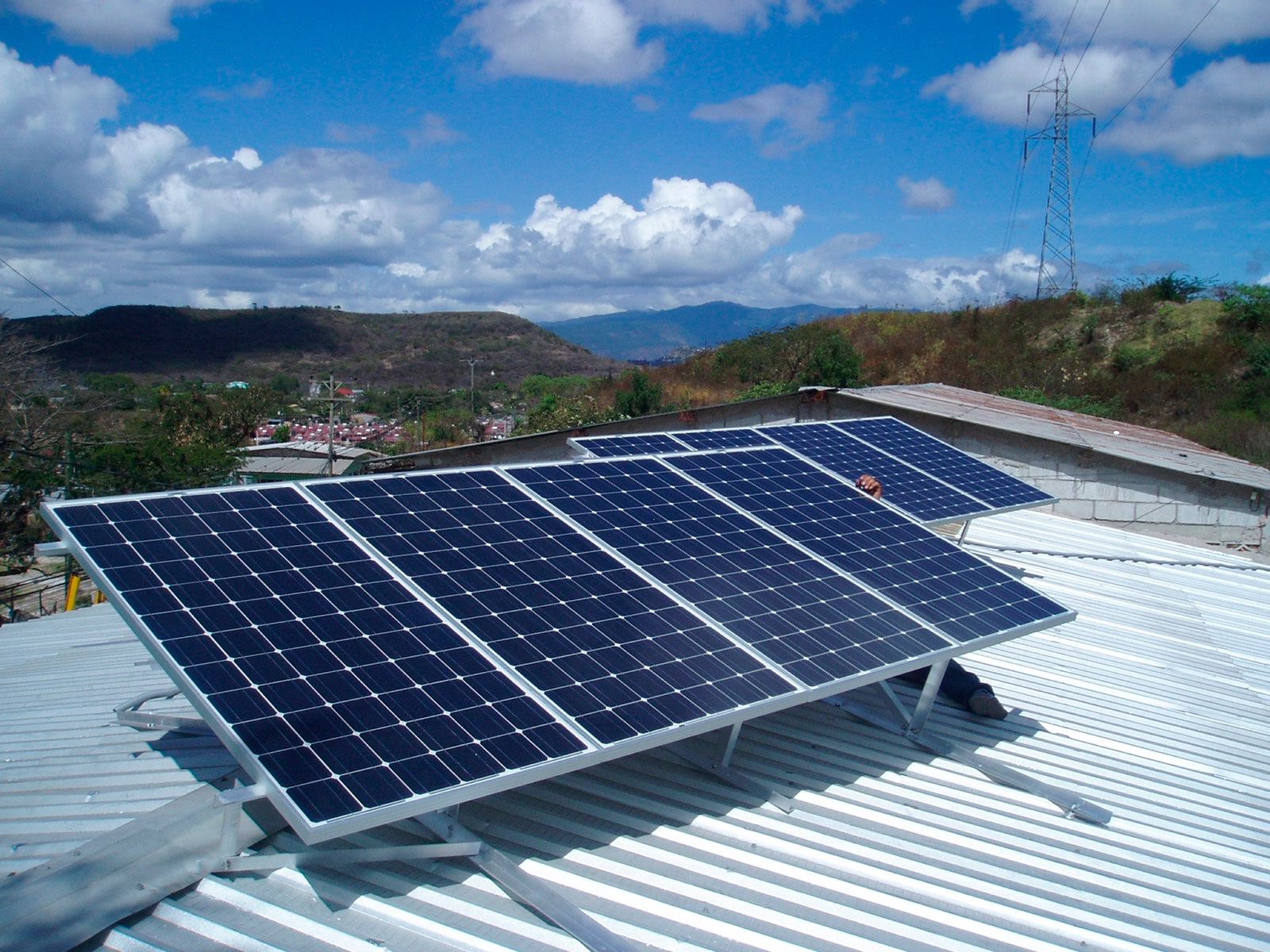 Agencia de Energía instalará paneles solares en 28 escuelas de Puebla