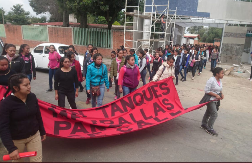 Alumnas de la Normal Rural de Panotla se manifiestan 