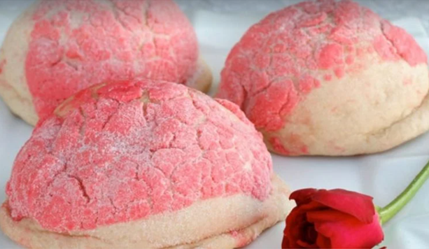 En Zacatlán hornean pan con pétalos de rosa, ¿lo sabías?