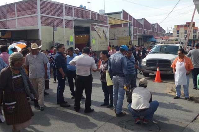 Alistan el panteón municipal y colocan puestos en centro de Izúcar por temporada de muertos