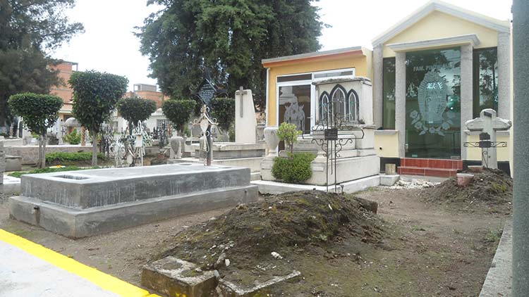 Convierten tumbas en multifamiliares en panteones de Texmelucan