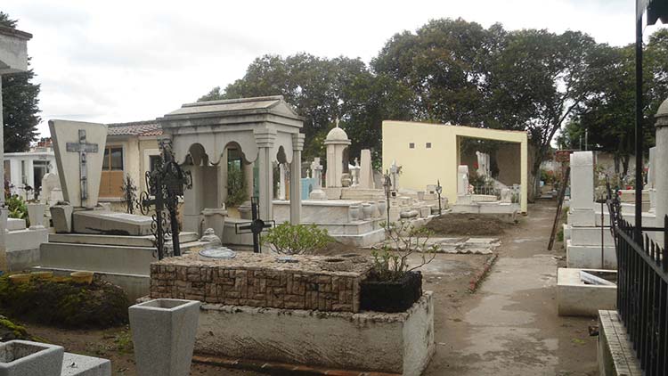 Convierten tumbas en multifamiliares en panteones de Texmelucan