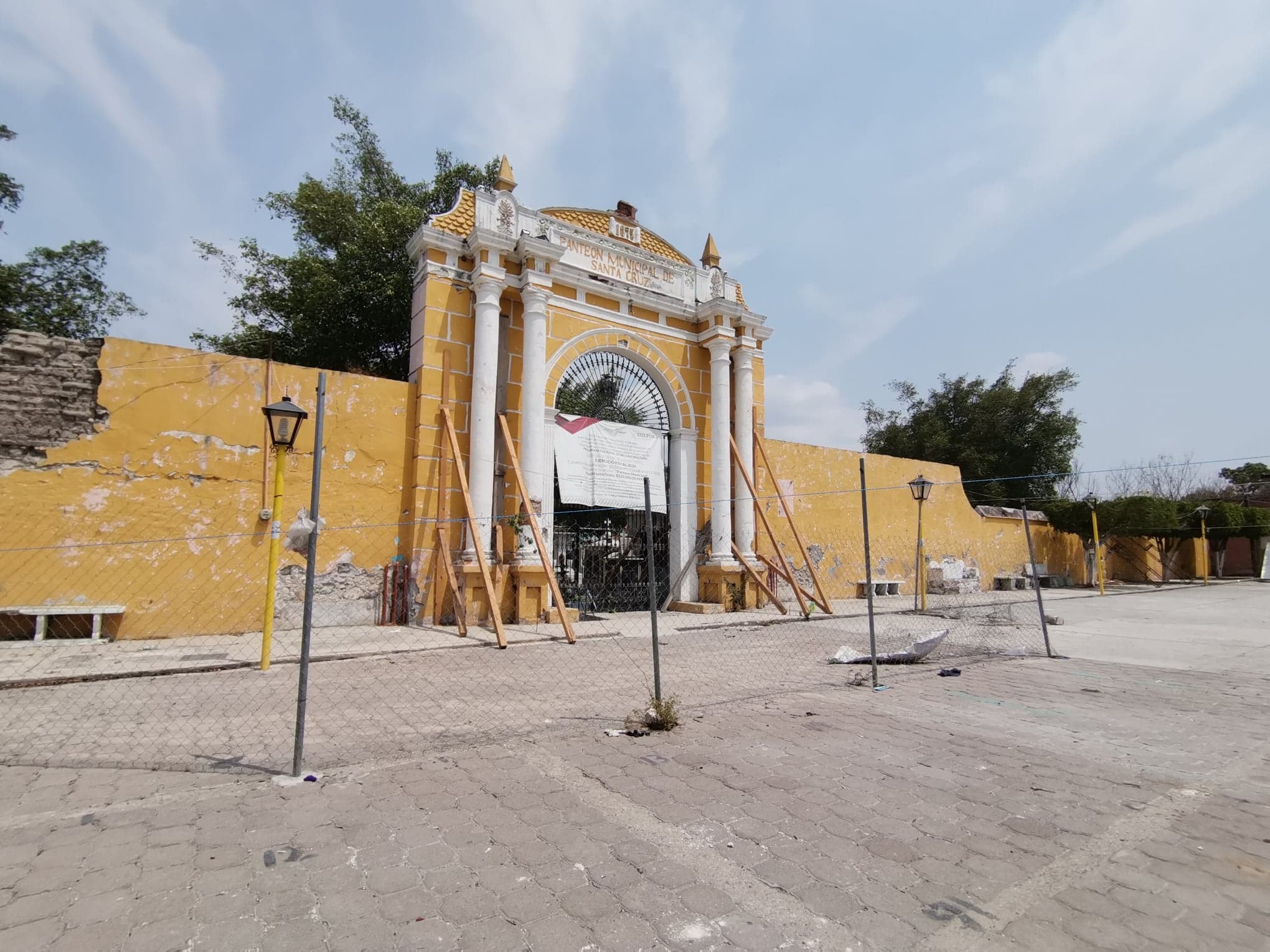 A 4 años del sismo, fachada del panteón de Izúcar continúa en el olvido  