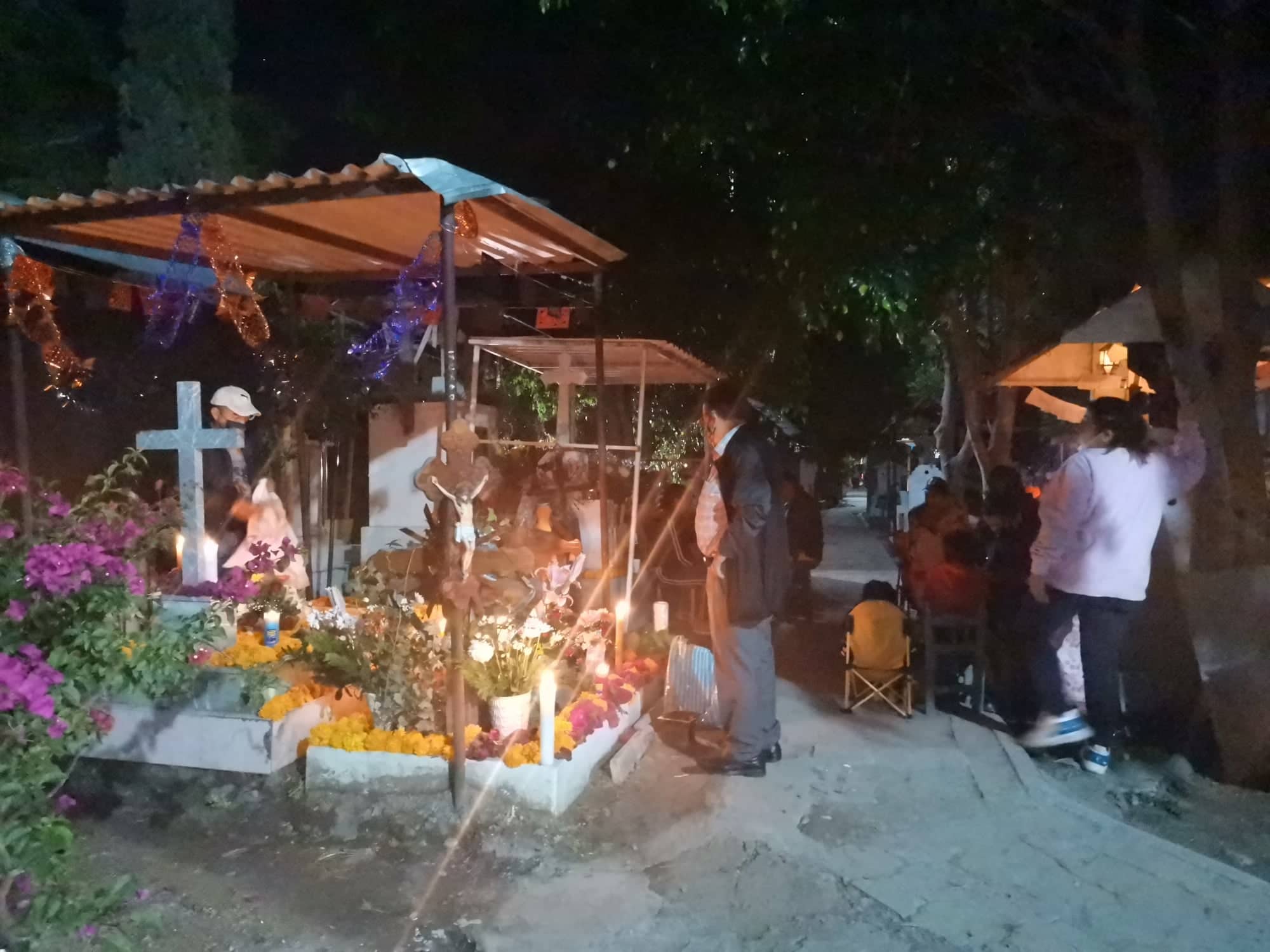 Alrededor de 2 mil personas llegan al panteón de Izúcar