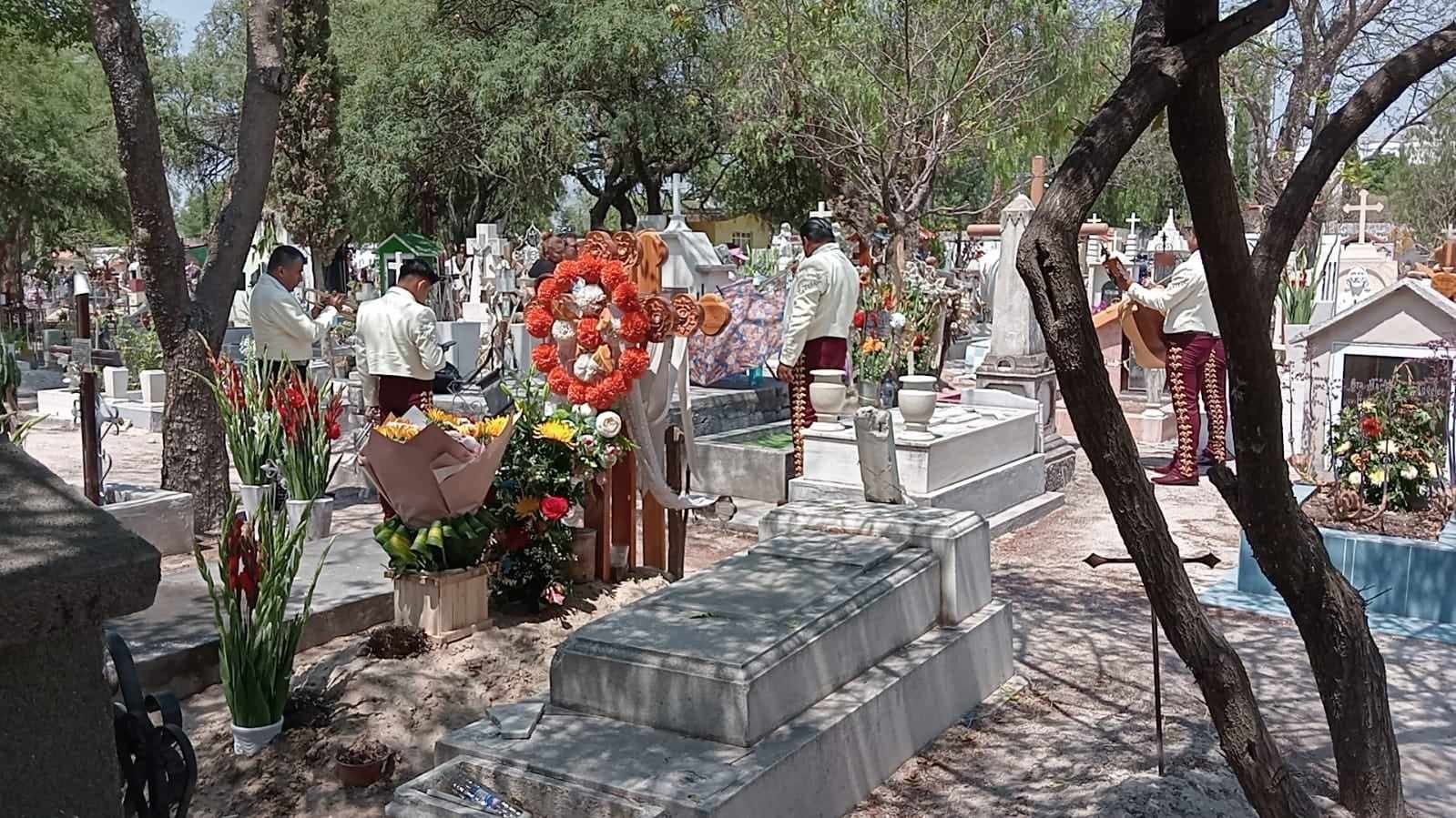 Con flores y música celebran a madres fallecidas en Panteón de Tehuacán