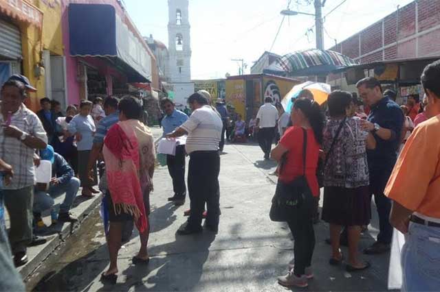 Alistan el panteón municipal y colocan puestos en centro de Izúcar por temporada de muertos