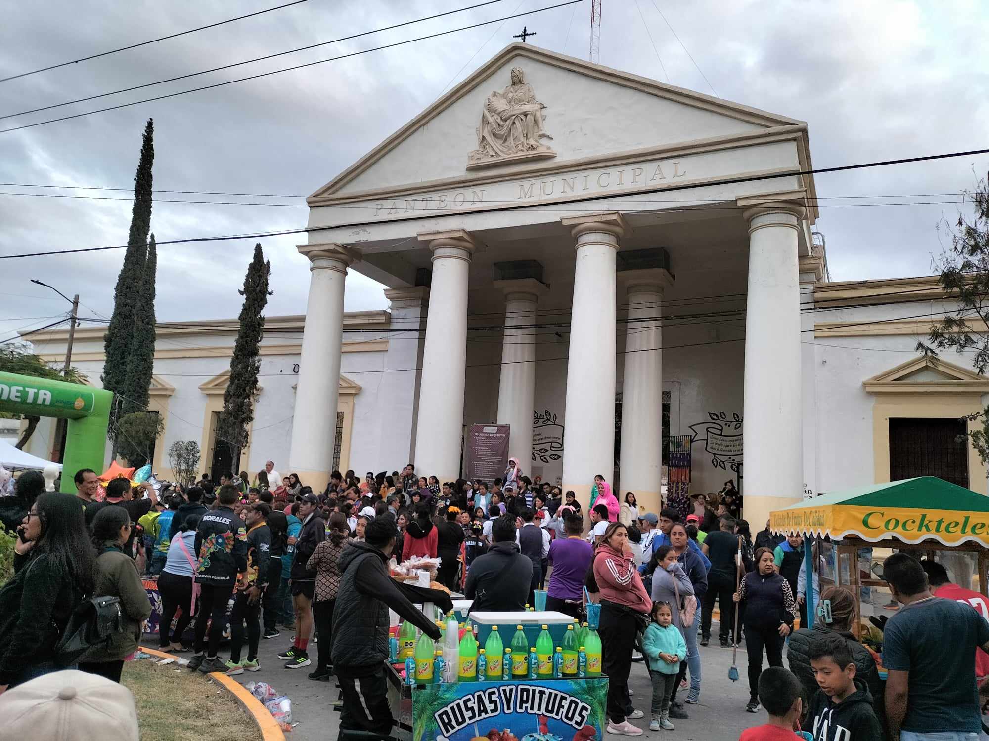 Gran afluencia registraron panteones de Tehuacán para ofrendar a sus difuntos 