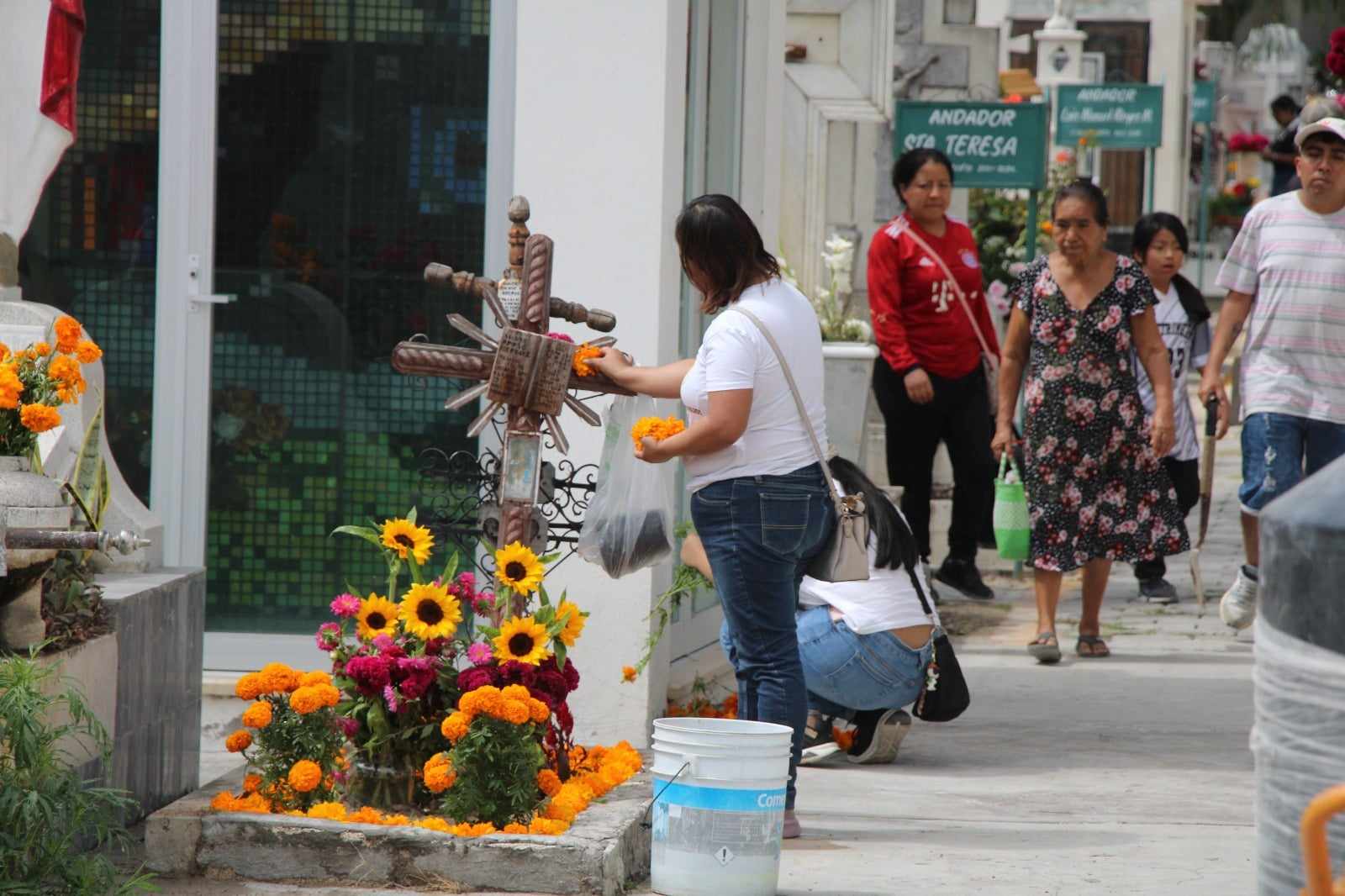 En ambiente de nostalgia y amor miles recordaron a sus difuntos en el Panteón Municipal de Tehuacán