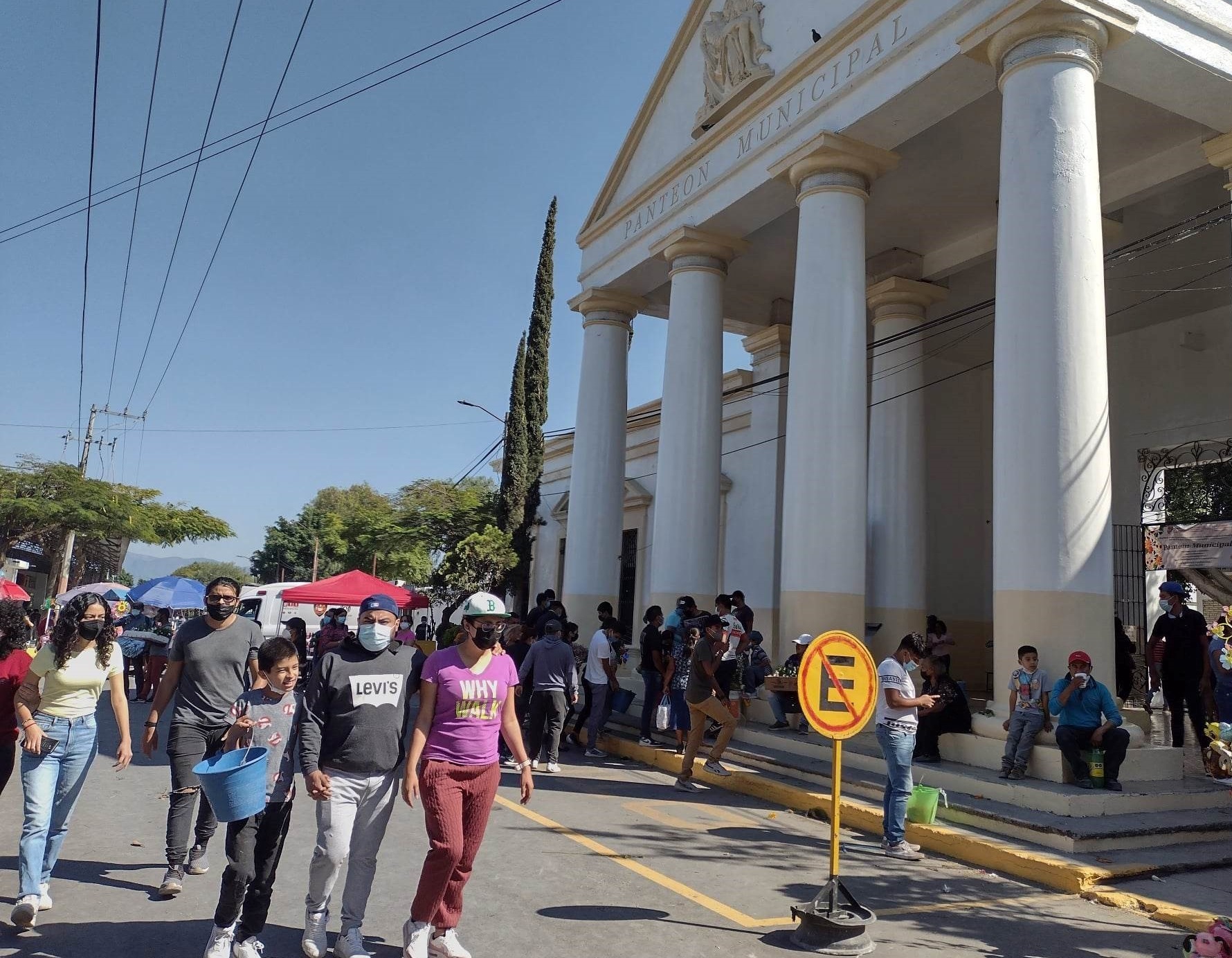 Con flores y música celebran a madres fallecidas en el Panteón Municipal de Tehuacán