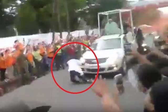 VIDEO Hombre se arrodilla frente al papamóvil y casi lo arrollan