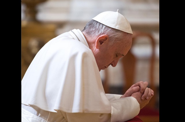 Operan al Papa Francisco por un problema de colon