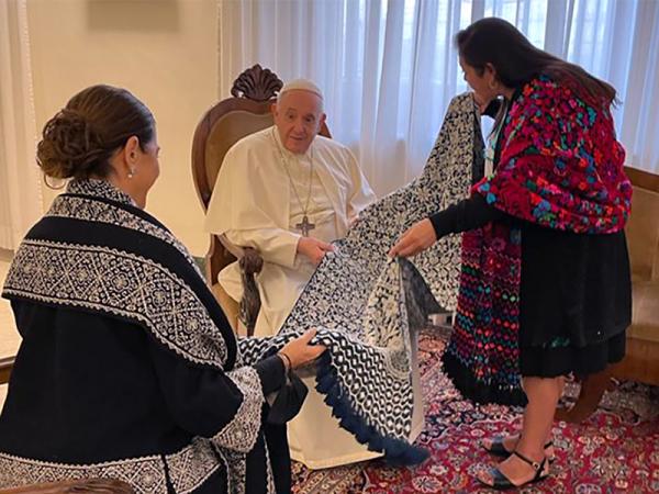 Recibe Papa Francisco artesanas de Puebla