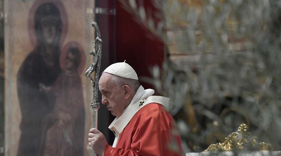 Papa Francisco alienta al ánimo y amor en Domingo de Ramos