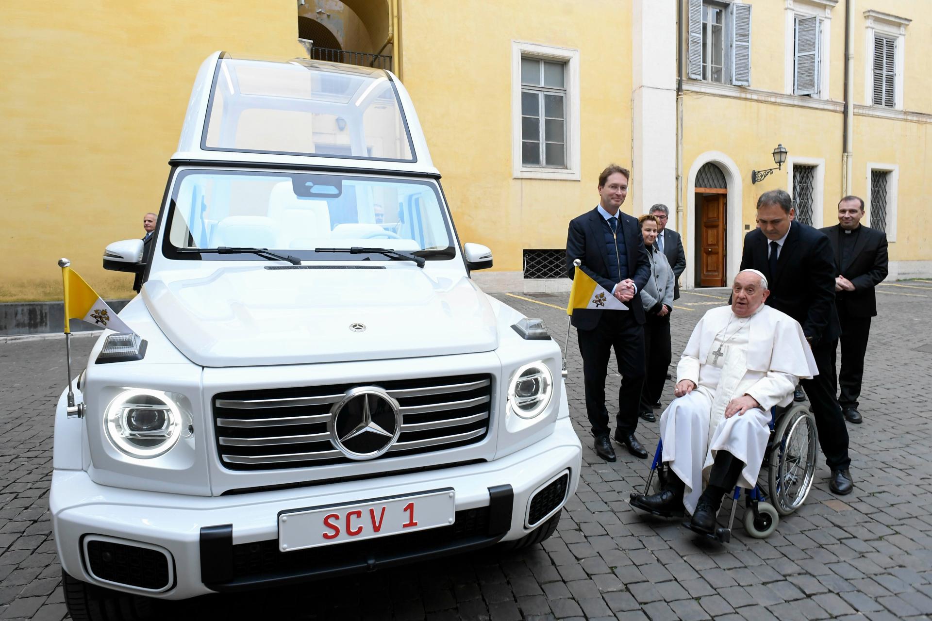 Entrega Mercedes-Benz lujoso papamóvil eléctrico al papa Francisco