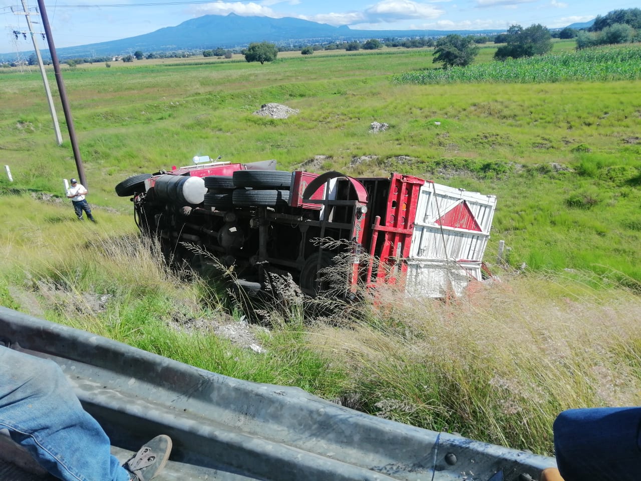 Por evitar chocar con autobús camión termina volcado en la Puebla-Orizaba