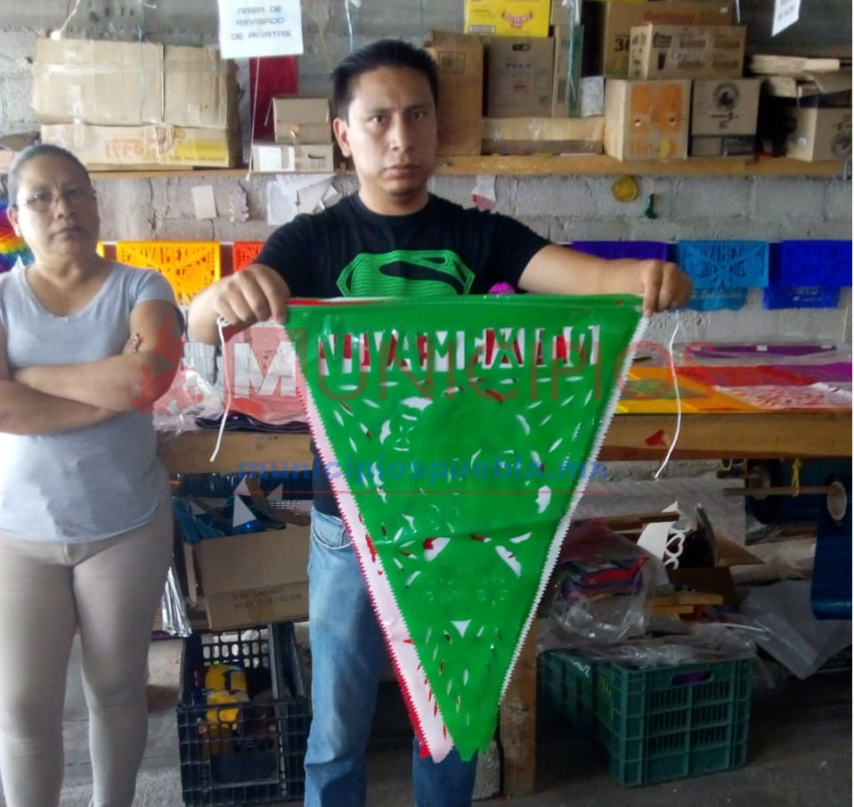 Exportan artesanos de Huixcolotla 400 mil figuras de papel picado