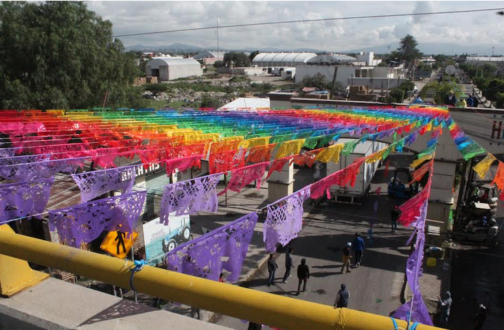 Colocan más de 10 mil hilos de papel picado en Huixcolotla 