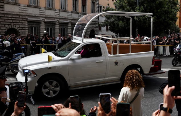 El vehículo que trasladó los restos mortales del Papa Francisco fue un regalo de México