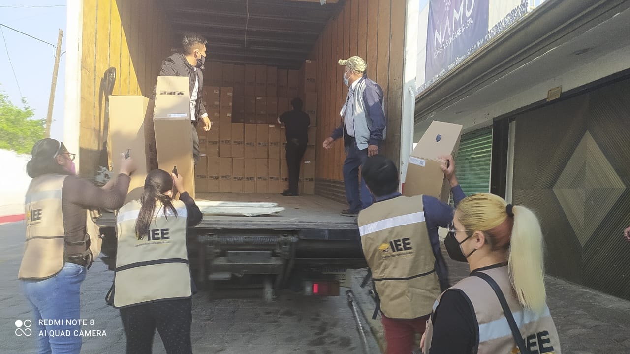 Llegan paquetes electorales al Consejo Distrital de Tecamachalco