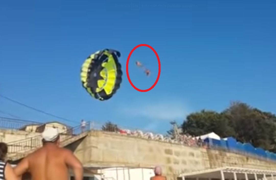 VIDEO: Se avientan del paracaídas y chocan con cableado eléctrico
