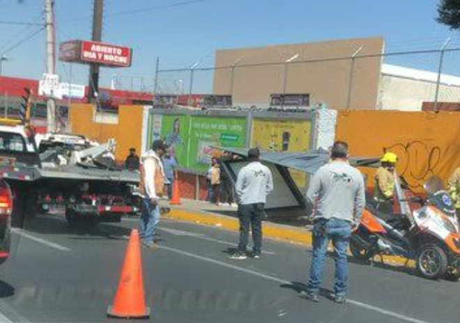 Combi embiste paradero y deja cuatro lesionados en la colonia La Paz