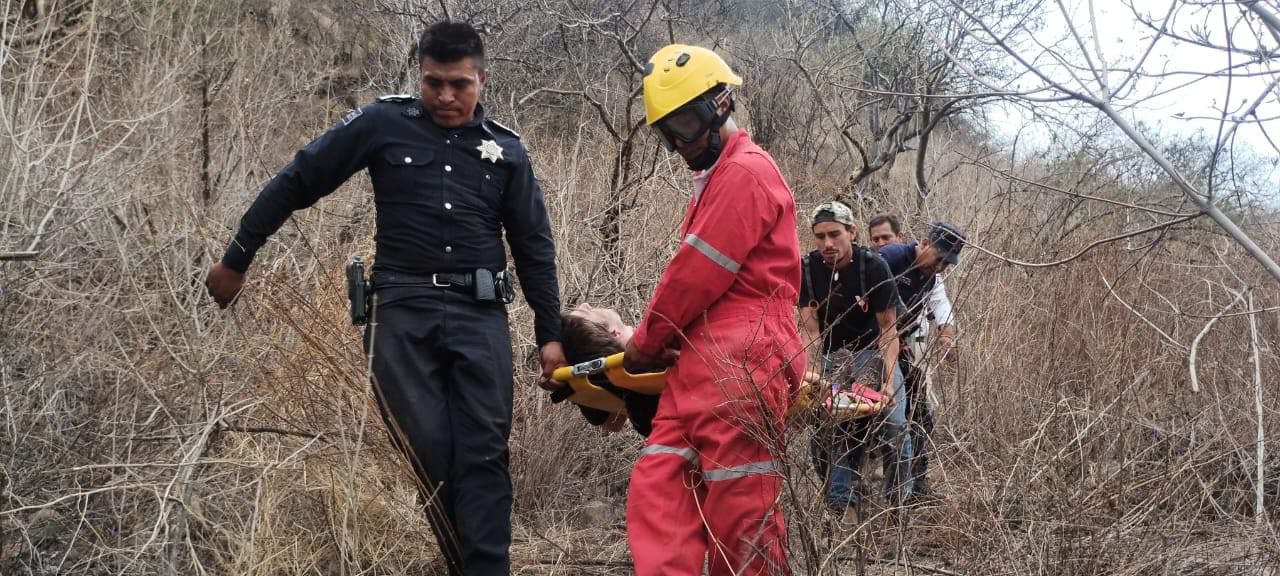 Salvan la vida de hombre tras lanzarse en parapente en Chalchihuapan