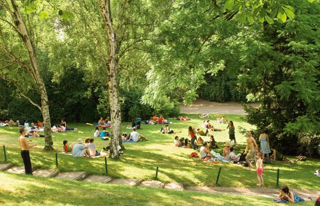Hallan cabeza de una mujer en parque de París