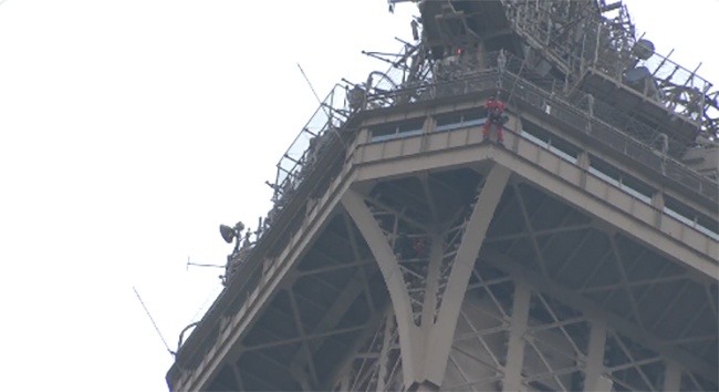 VIDEO Hombre intenta escalar la Torre Eiffel